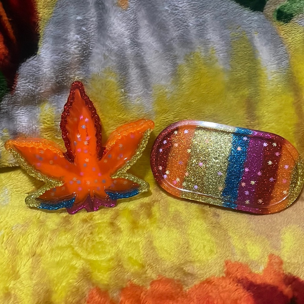 Set of 2 pieces a smoking ashtray and a small tray. Made out of resin Handmade